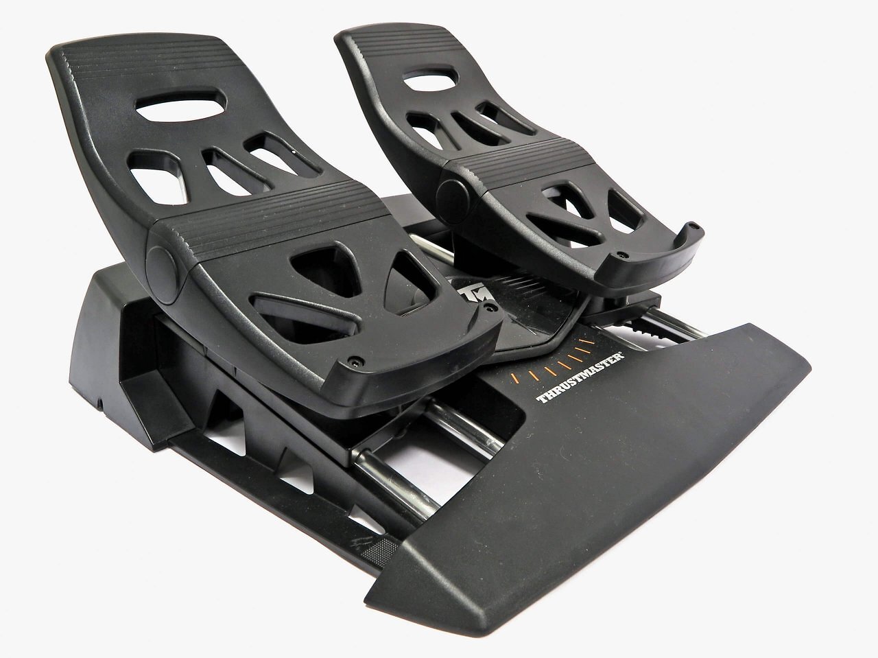 [13/02/2026] Die separaten Ruderpedale (Thrustmaster TFRP Rudder, ca. 100 Euro) lassen sich beim HOTAS Warthog und T.16000M für die Bedienung des Seitenruders einsetzen.