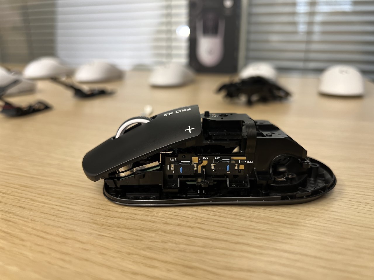 [18/02/2026] Variabler Auslöse- und Reset-Punkt mit Rapid Trigger: Logitech nennt eine Bewegungserkennung bis 60 µm. Bei 0,62 mm Hub und 10 Stufen setze man auf Induktion statt Hall Effekt.