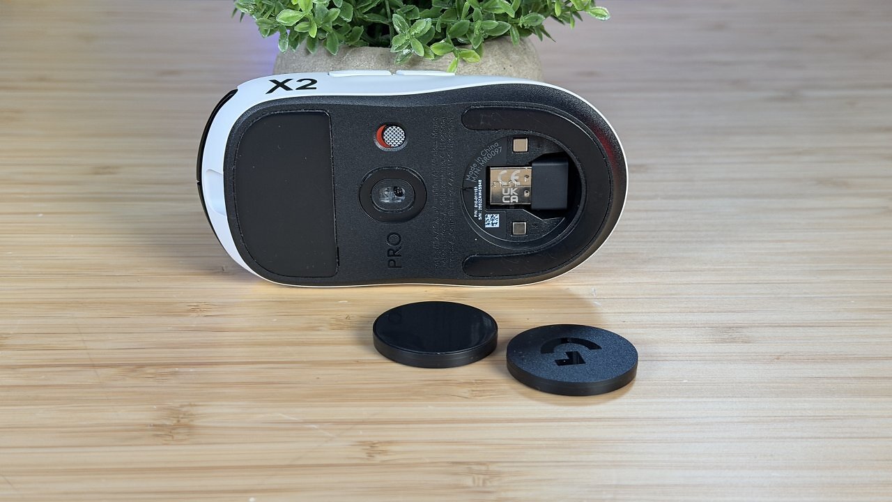 [10/02/2026] Der Sensor, Logitechs Hero 2 mit 44.000 dpi, arbeitete schon bei der G Pro X Superlight 2 präzise. Im Fach auf der Unterseite ist Platz für den Empfänger. Eine Abdeckung mit PTFE-Schicht gehört ebenfalls zum Lieferumfang.
