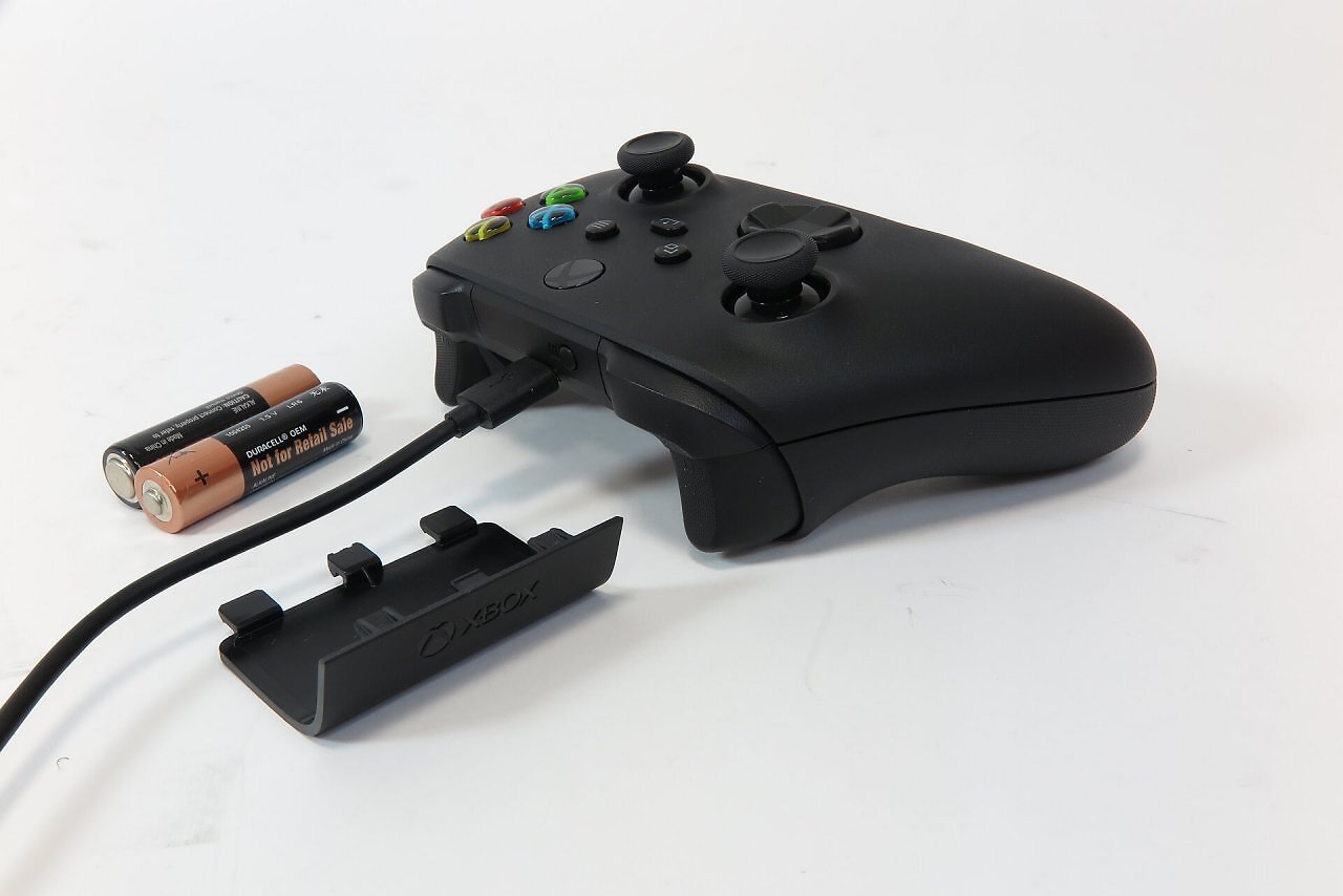 [03/02/2026] Verbinden Sie den Xbox Wireless Controller der Xbox One/Series X/S per USB-Kabel mit dem PC, werden keine Batterien benötigt. Den 2,4-GHz-Empfänger für das auch mit Bluetooth kompatible Gamepad müssen Sie allerdings dazukaufen.