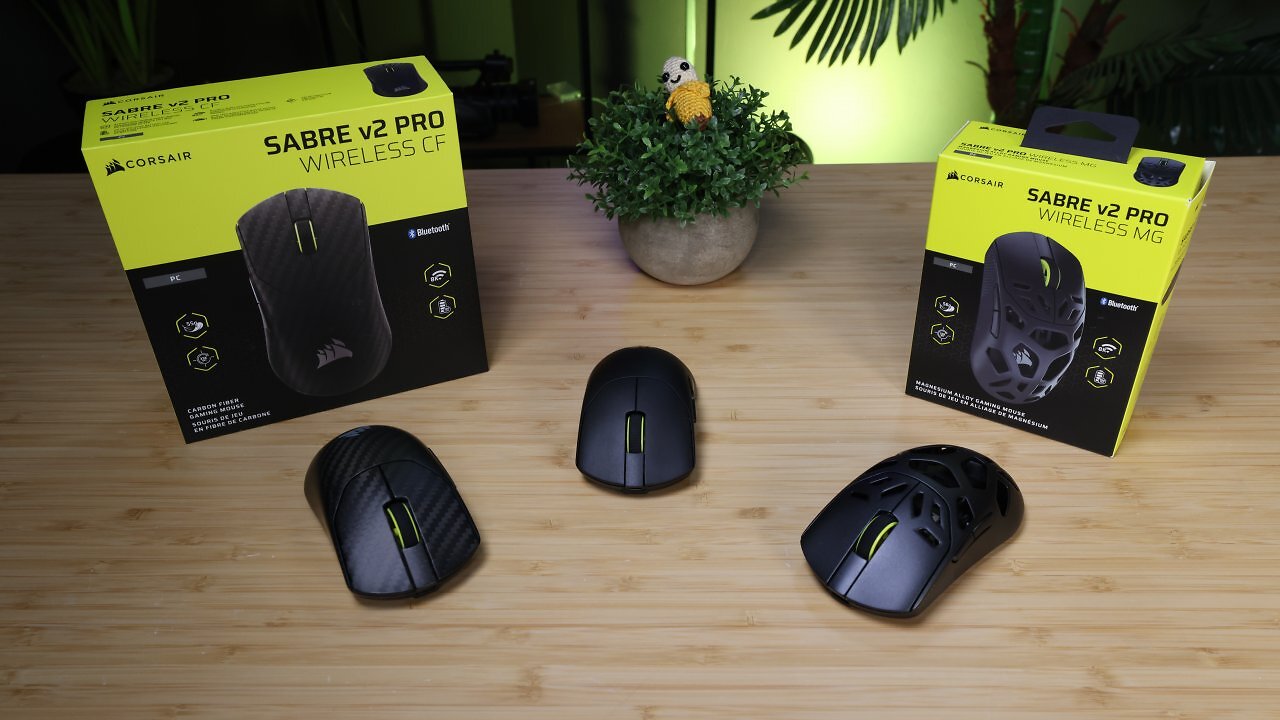 [20/02/2026] Corsair Sabre V2 Pro MG und Sabre V2 Pro CF: Das Gehäuse der neuen Modelle besteht aus Magnesiumlegierung oder Kohlefaser. Dazu sind beide Modelle etwas größer als die reguläre Sabre V2 Pro.&nbsp;