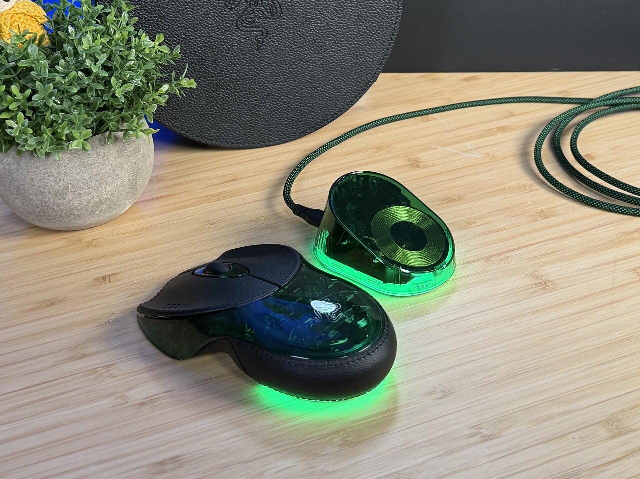 [11/02/2026] Die 2,4-GHz-Verbindung mit dem PC erfolgt ausschließlich per Razer Mouse Dock Pro. Das ist gleichzeitig auch die Ladestation. Der Einsatz eines Nano-Empfängers oder der Betrieb und das Laden über Kabel sind nicht vorgesehen.