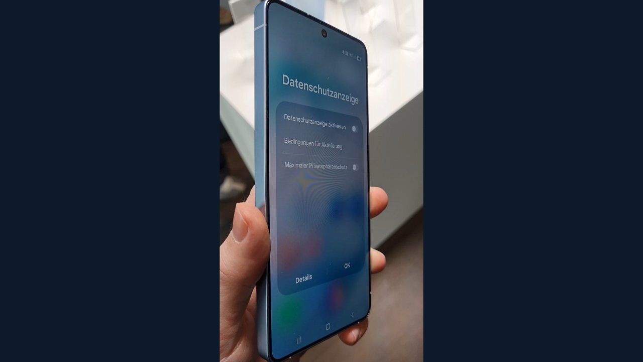 Eine Hand hält ein Smartphone