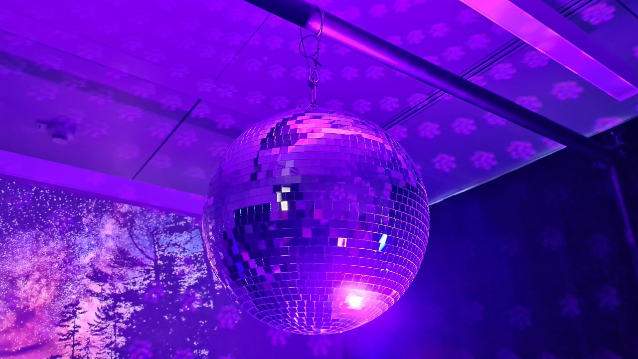 Eine Discokugel bei violettem Licht