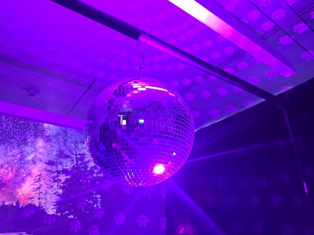 Eine Discokugel bei violettem Licht