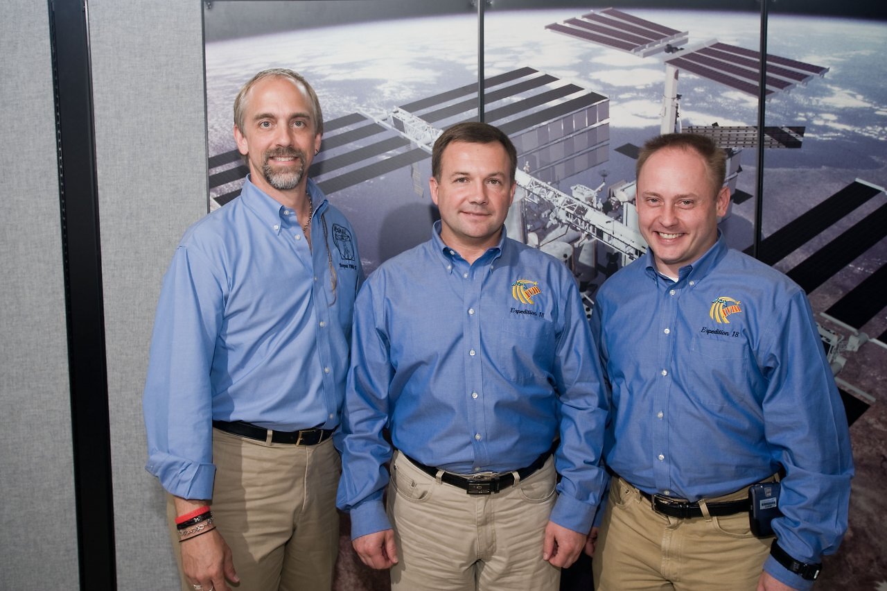 [26/02/2026] v. l. n. r. Richard Garriott, Juri Lontschakow, Michael Fincke vor dem Start der Sojus TMA-13 zur ISS am 12. Oktober 2008
