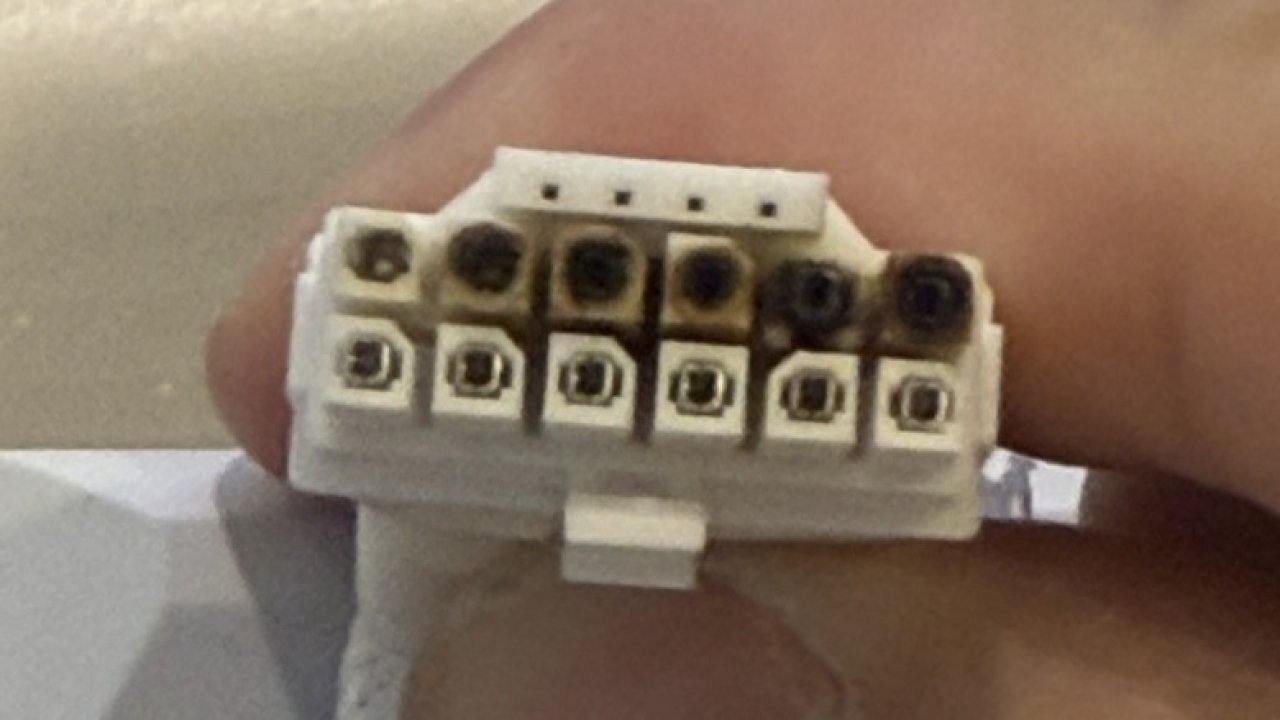 Das Bild zeigt die durchgeschmorten Pins des Steckers der RTX-5090-Grafikkarte.