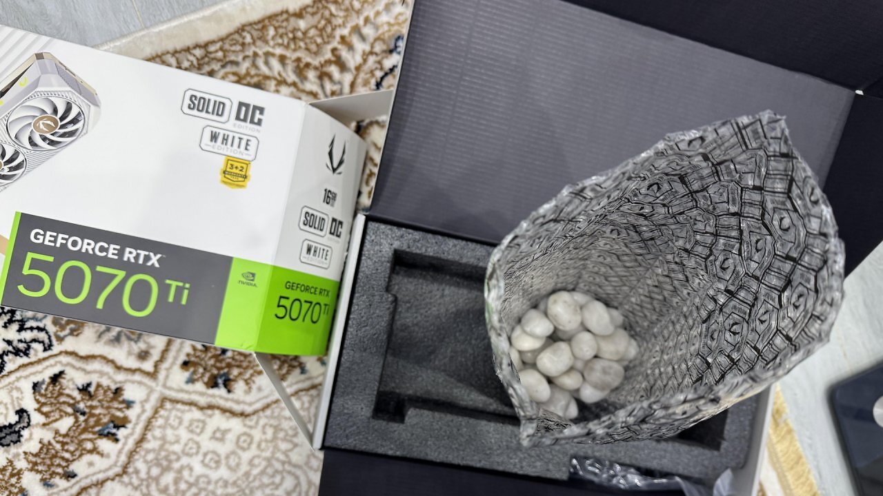 [09/02/2026] Statt einer RTX 5070 Ti findet ein Amazon-Käufer nur eine Tüte Steine im Karton - nicht der erste Betrugsfall dieser Art, der in den vergangenen Wochen auffällig oft moniert wird.