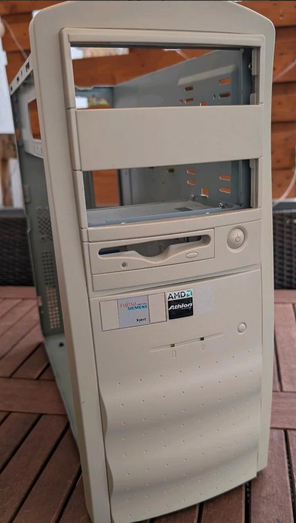 [26/02/2026] Ziegelstein statt Komponenten: Erinnerungen an Fujitsu Siemens Xpert 9100 für 1.999,- DM beim ProMarkt