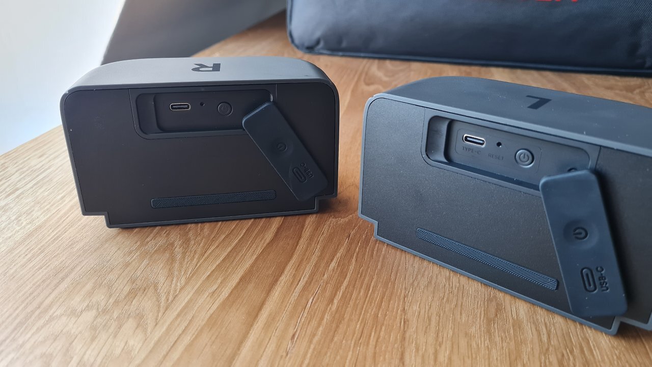 Zwei Lautsprecherboxen auf einem Holztisch.