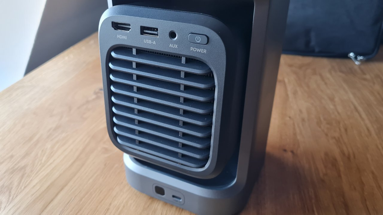 Rückseite eines Mini-Beamers, die seine Anschlüsse zeigt.