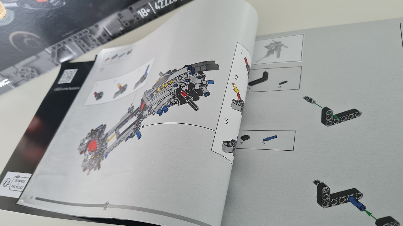 [24/03/2026] Der Lego 1966 Ford GT40 MKII auf einem Holztisch