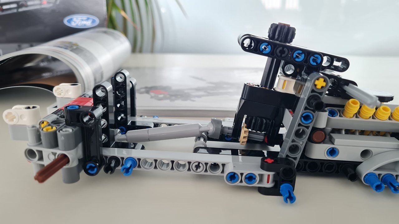 [24/03/2026] Der Lego 1966 Ford GT40 MKII auf einem Holztisch