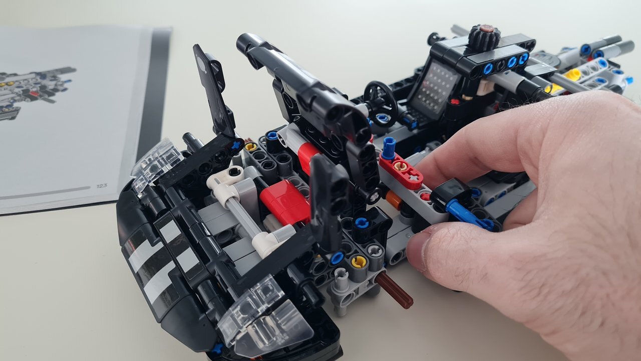 [24/03/2026] Der Lego 1966 Ford GT40 MKII auf einem Holztisch