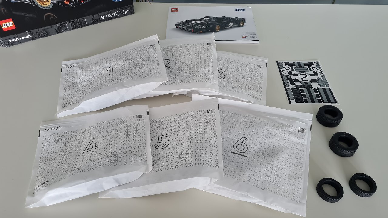 Der Lego 1966 Ford GT40 MKII auf einem Holztisch