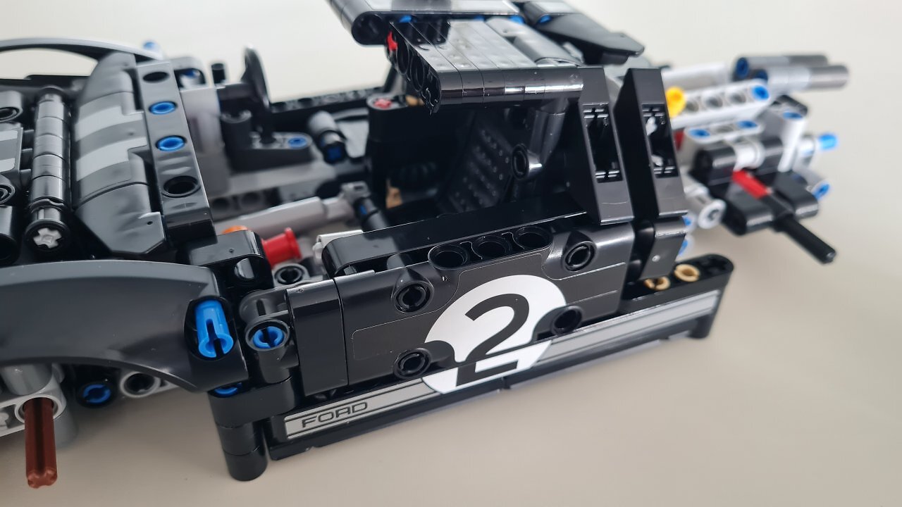 [24/03/2026] Der Lego 1966 Ford GT40 MKII auf einem Holztisch