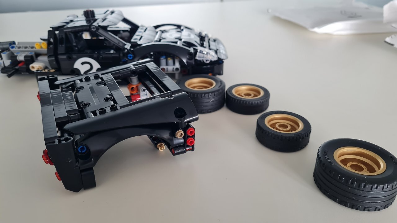 [24/03/2026] Der Lego 1966 Ford GT40 MKII auf einem Holztisch