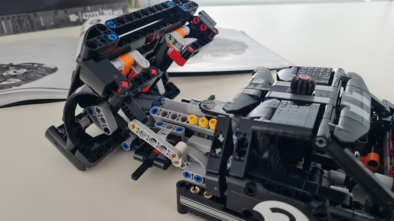 [24/03/2026] Der Lego 1966 Ford GT40 MKII auf einem Holztisch