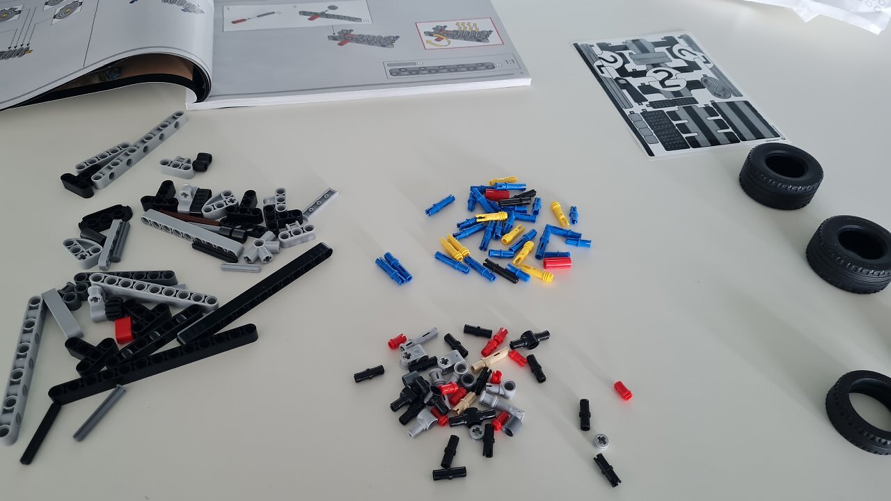 [24/03/2026] Der Lego 1966 Ford GT40 MKII auf einem Holztisch