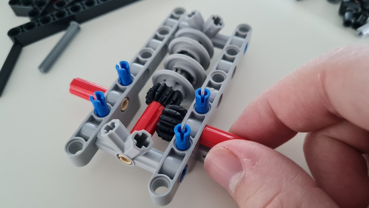 [24/03/2026] Der Lego 1966 Ford GT40 MKII auf einem Holztisch
