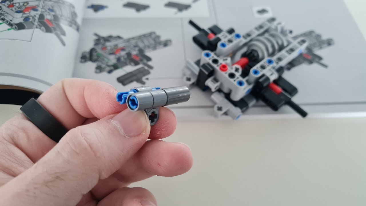 [24/03/2026] Der Lego 1966 Ford GT40 MKII auf einem Holztisch