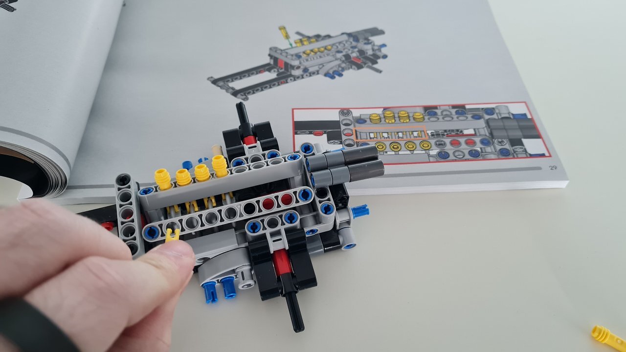 [24/03/2026] Der Lego 1966 Ford GT40 MKII auf einem Holztisch