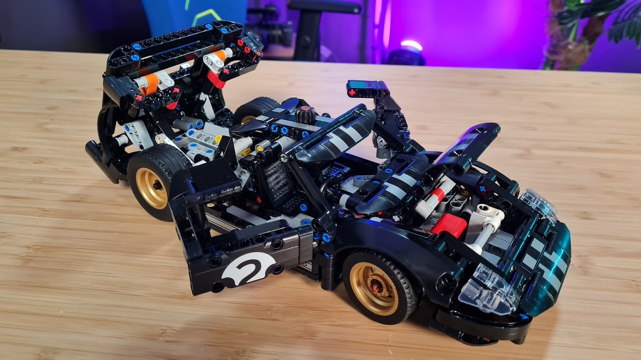 Der Lego 1966 Ford GT40 MKII auf einem Holztisch