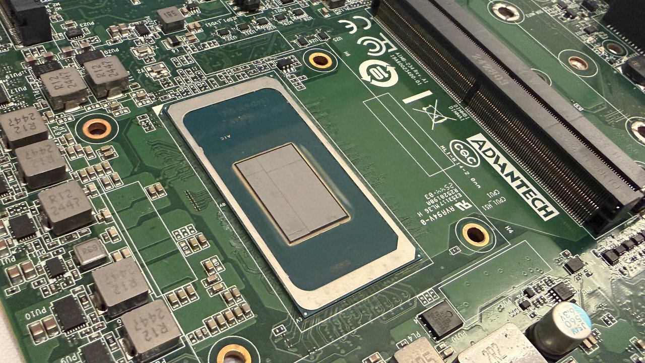 [12/03/2026] Die verlötete Panther-Lake-CPU entspricht physisch dem Notebook-Modell mit der typischen Kombination aus Compute-, IGP- und I/O-Tile plus Fillern.