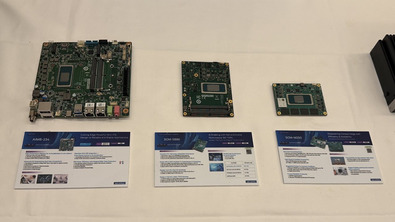 [12/03/2026] Core Ultra 300 wird überwiegend direkt auf kompakten Platinen (links: ITX) angeboten oder auf COM-Modulen mit CPU, RAM und Stromversorgung. Letztere passen ihrerseits auf Carrier-Boards mit normalgroßen Schnittstellen, bis rauf zu Full-Size-ATX.