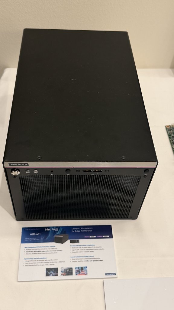 [12/03/2026] Ähnelt Privat-PCs: ITX-Industrie-Lösung mit Panther Lake und Platz für eine Triple-Slot-Grafikkarte.