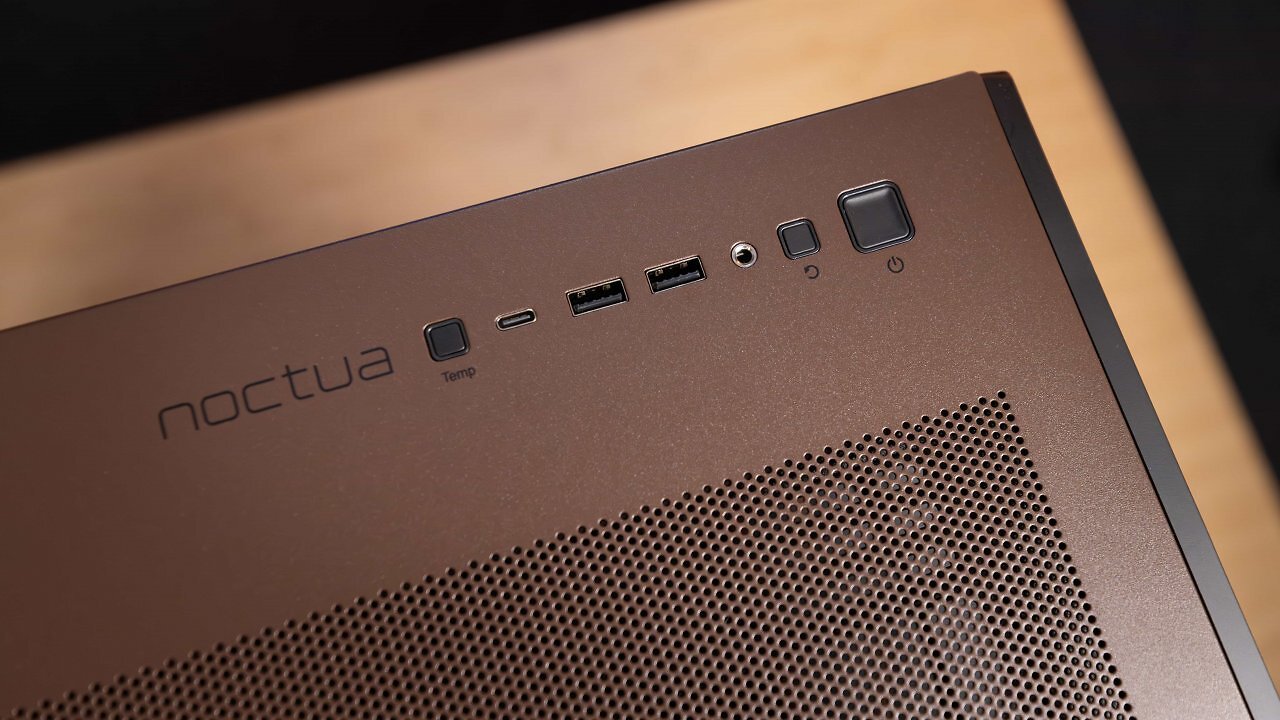 [15/03/2026] Die Anschlüsse des Antec Flux Pro Noctua Edition könnten durchaus breiter aufgestellt sein.