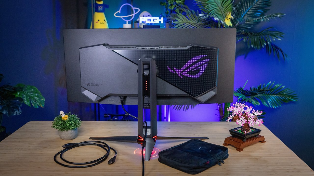 [31/03/2026] Der PG34WCDN kommt mit von Asus' gehobener Preisklasse gewohnt üppigem Zubehör und reichlichen Features. Sehr positiv ist zudem die DP80-Strippe in praxistauglicher Länge zu werten, die dank Displayport 2.1a und bis zu 80 Gbit/s volle Befeuerung des Displays ohne Farbkompression via DSC erlaubt. Die restlichen Strippen finden in der mitgelieferten Kabeltasche sicheren Aufenthalt.
