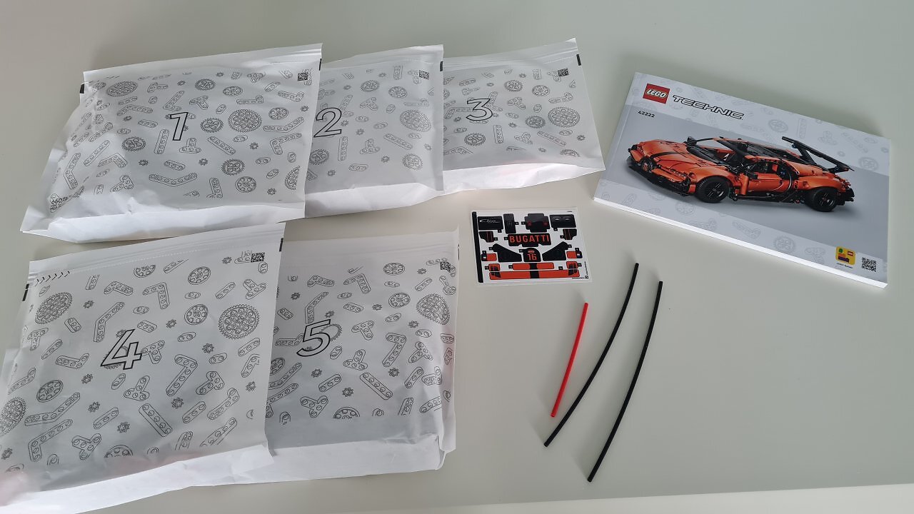 Der Lego Bugatti Chiron Pur Sport Hypercar auf einem Holztisch