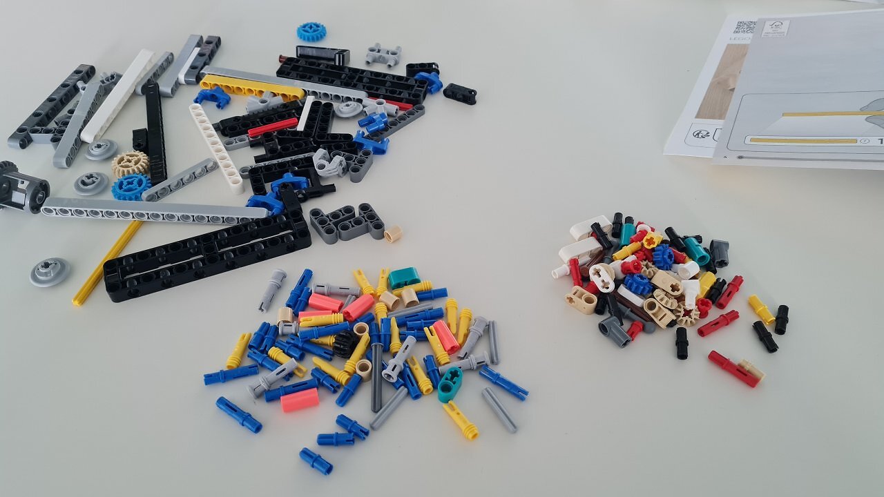 [24/03/2026] Der Lego Bugatti Chiron Pur Sport Hypercar auf einem Holztisch