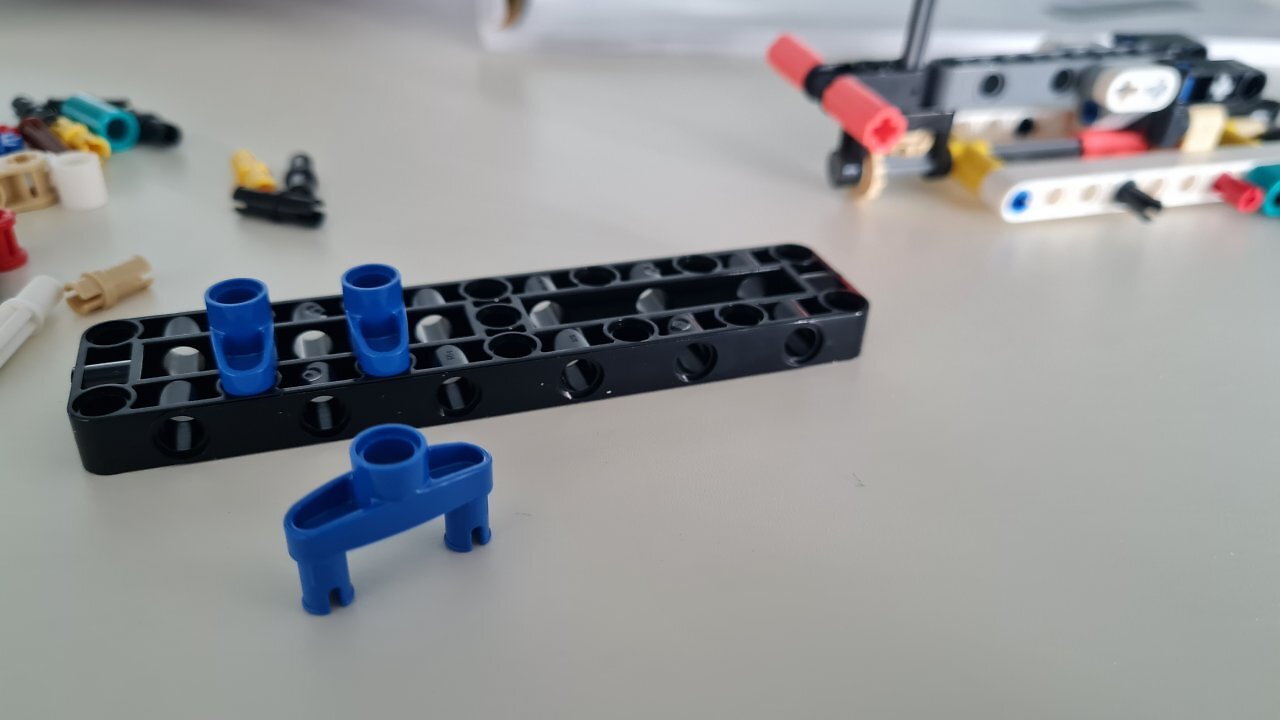 [24/03/2026] Der Lego Bugatti Chiron Pur Sport Hypercar auf einem Holztisch