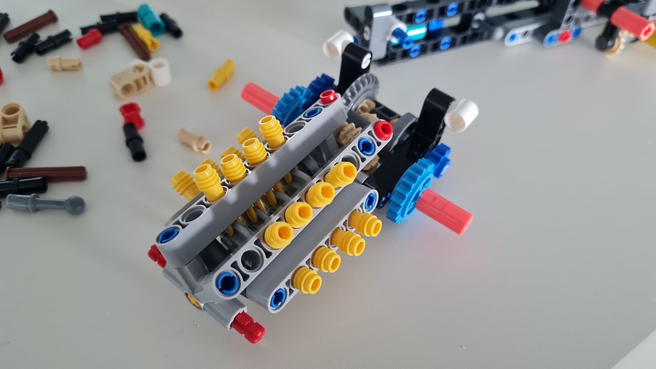 [24/03/2026] Der Lego Bugatti Chiron Pur Sport Hypercar auf einem Holztisch