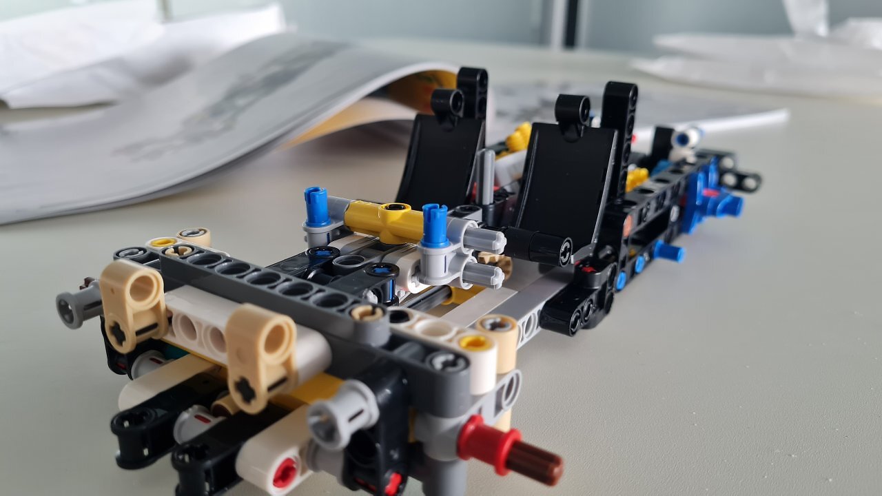 [24/03/2026] Der Lego Bugatti Chiron Pur Sport Hypercar auf einem Holztisch