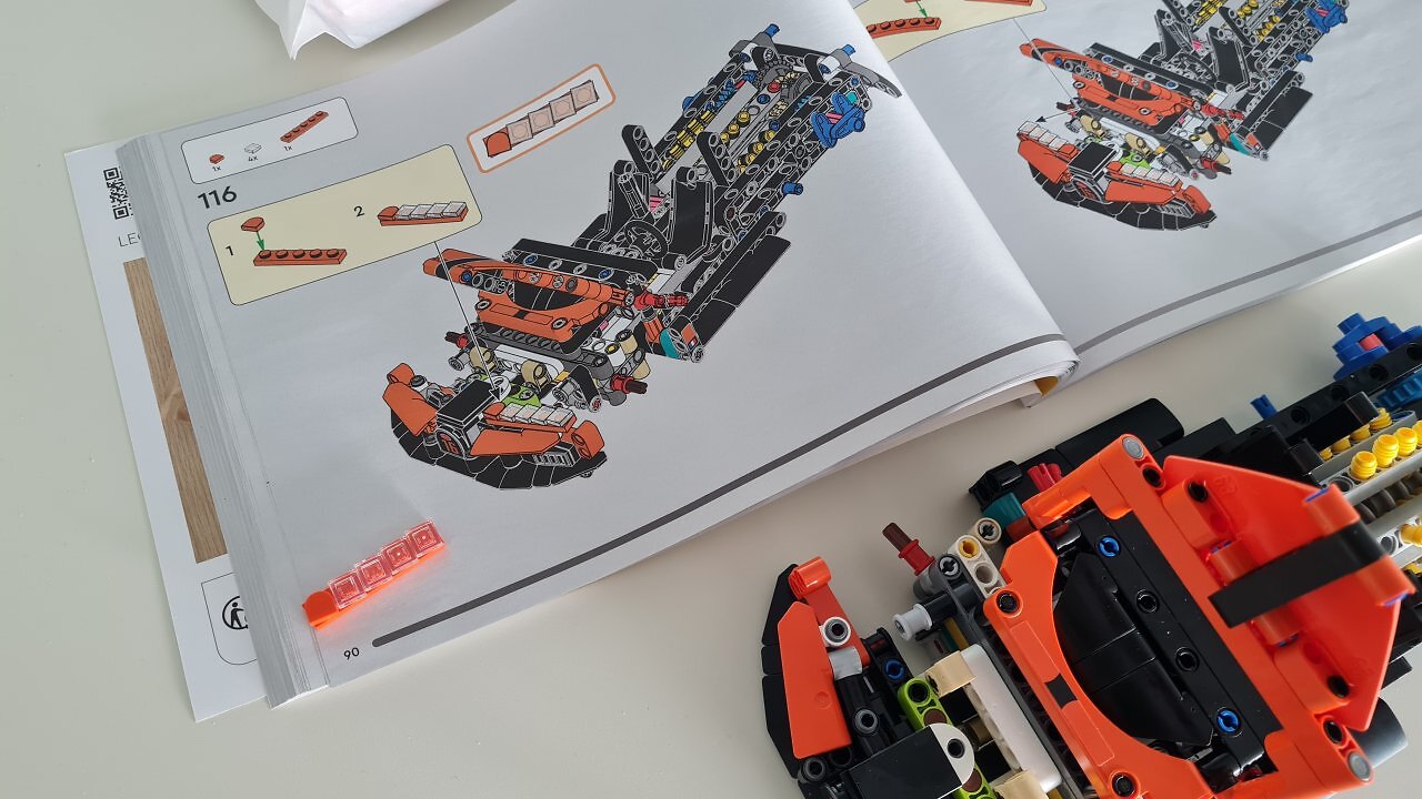 [24/03/2026] Der Lego Bugatti Chiron Pur Sport Hypercar auf einem Holztisch