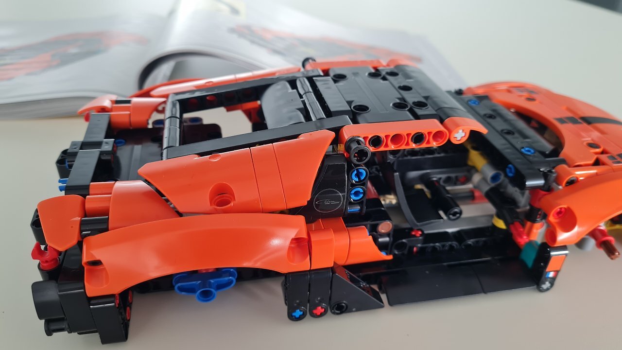 [24/03/2026] Der Lego Bugatti Chiron Pur Sport Hypercar auf einem Holztisch