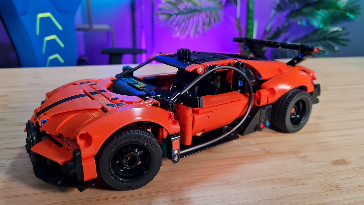 Der Lego Bugatti Chiron Pur Sport Hypercar auf einem Holztisch