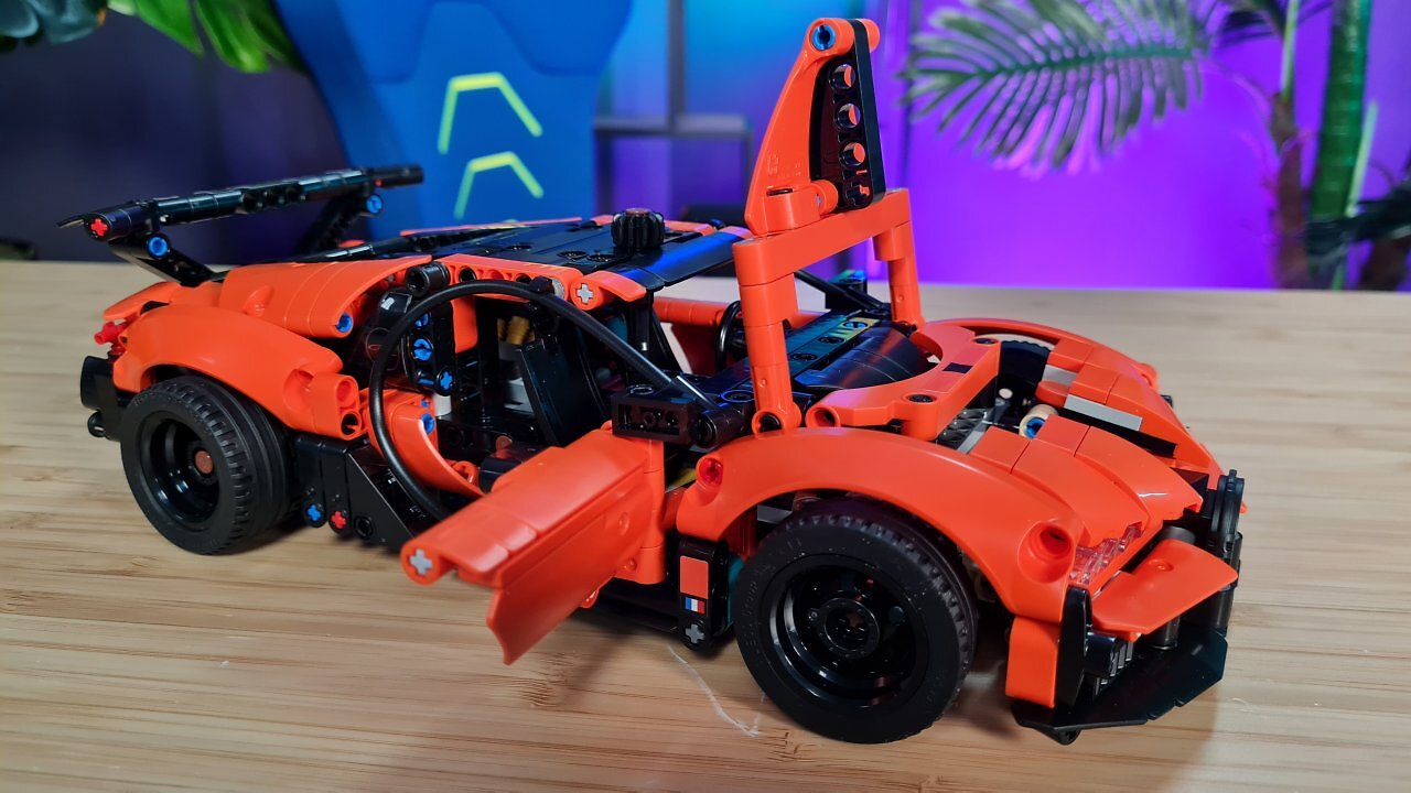 Der Lego Bugatti Chiron Pur Sport Hypercar auf einem Holztisch