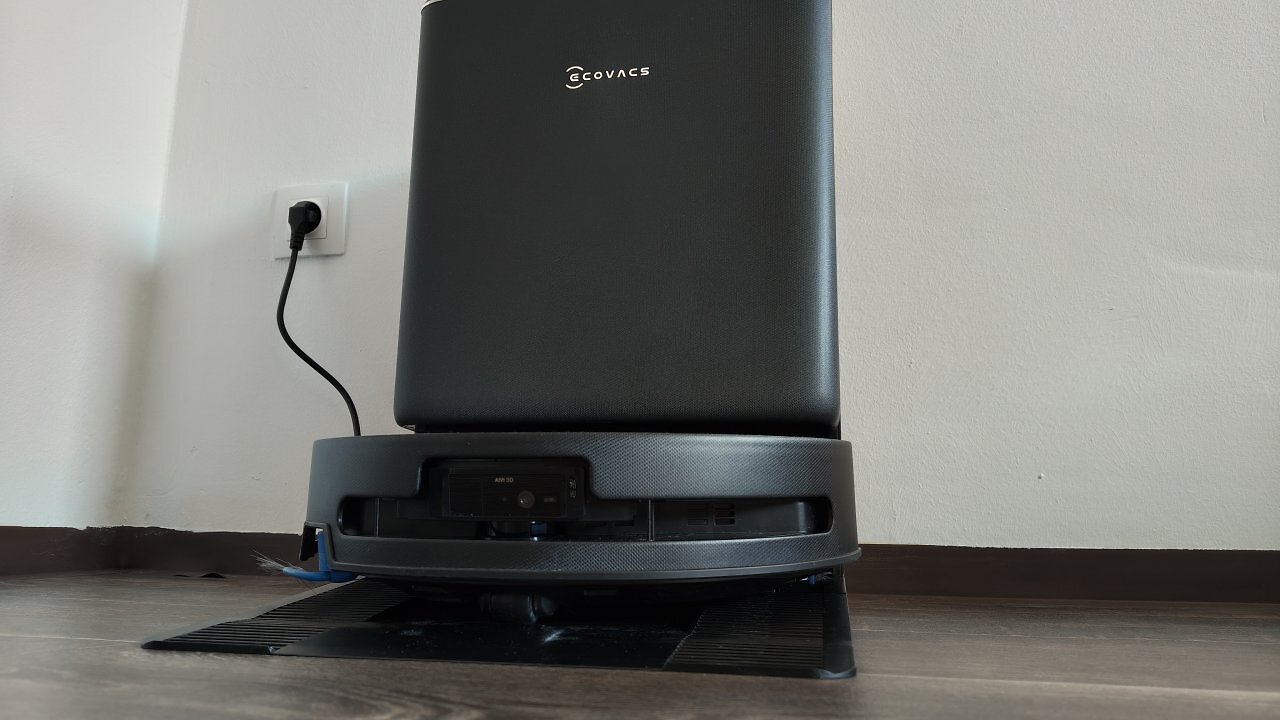 Die Station des Ecovacs T90 PRO OMNI an der Wand.
