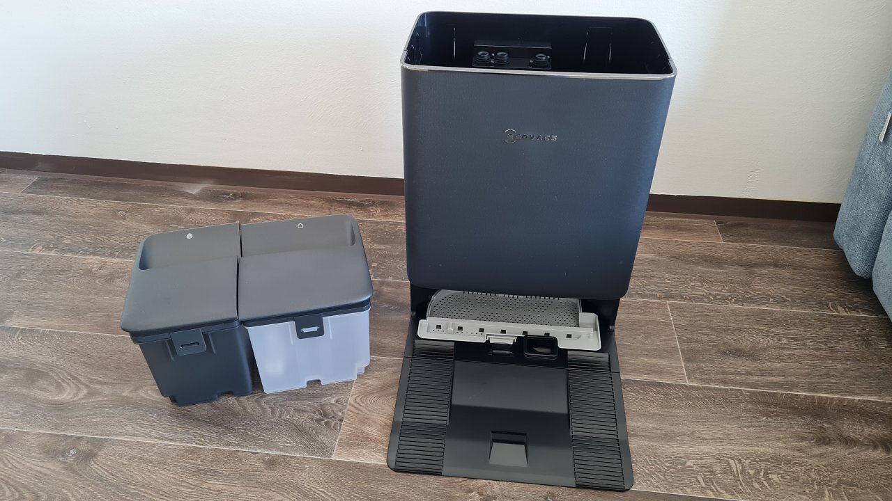 Die offene Station des Ecovacs T90 PRO OMNI an der Wand.