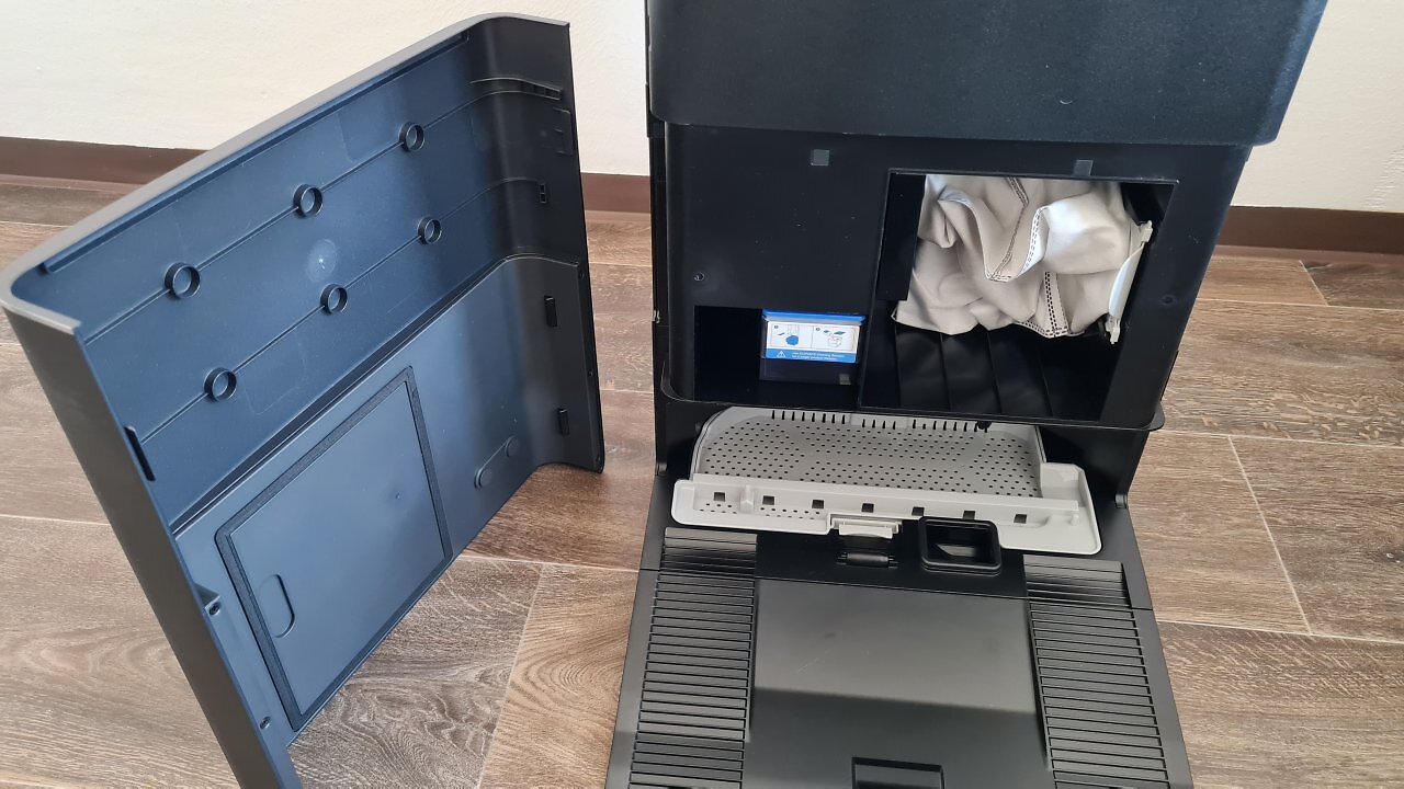 Die offene Station des Ecovacs T90 PRO OMNI an der Wand.