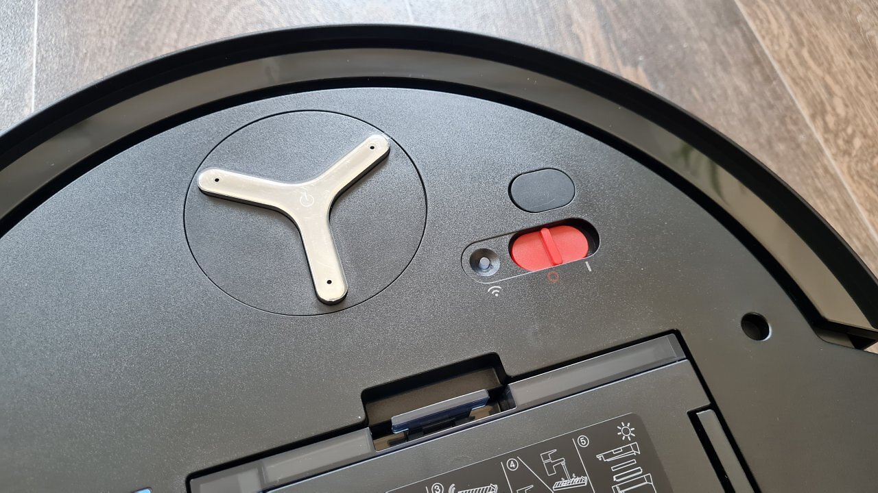 Der Ecovacs T90 PRO OMNI ohne Deckenplatte.