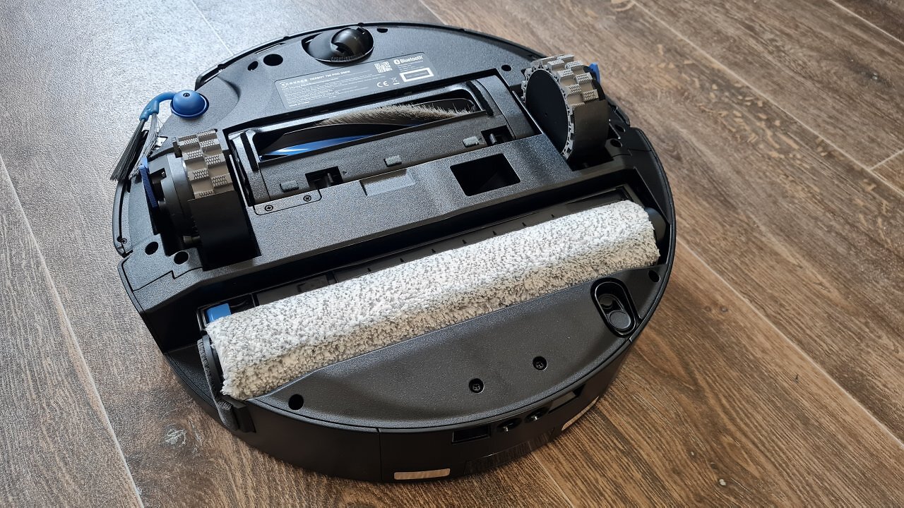 Der Ecovacs T90 PRO OMNI liegt auf dem Rücken.