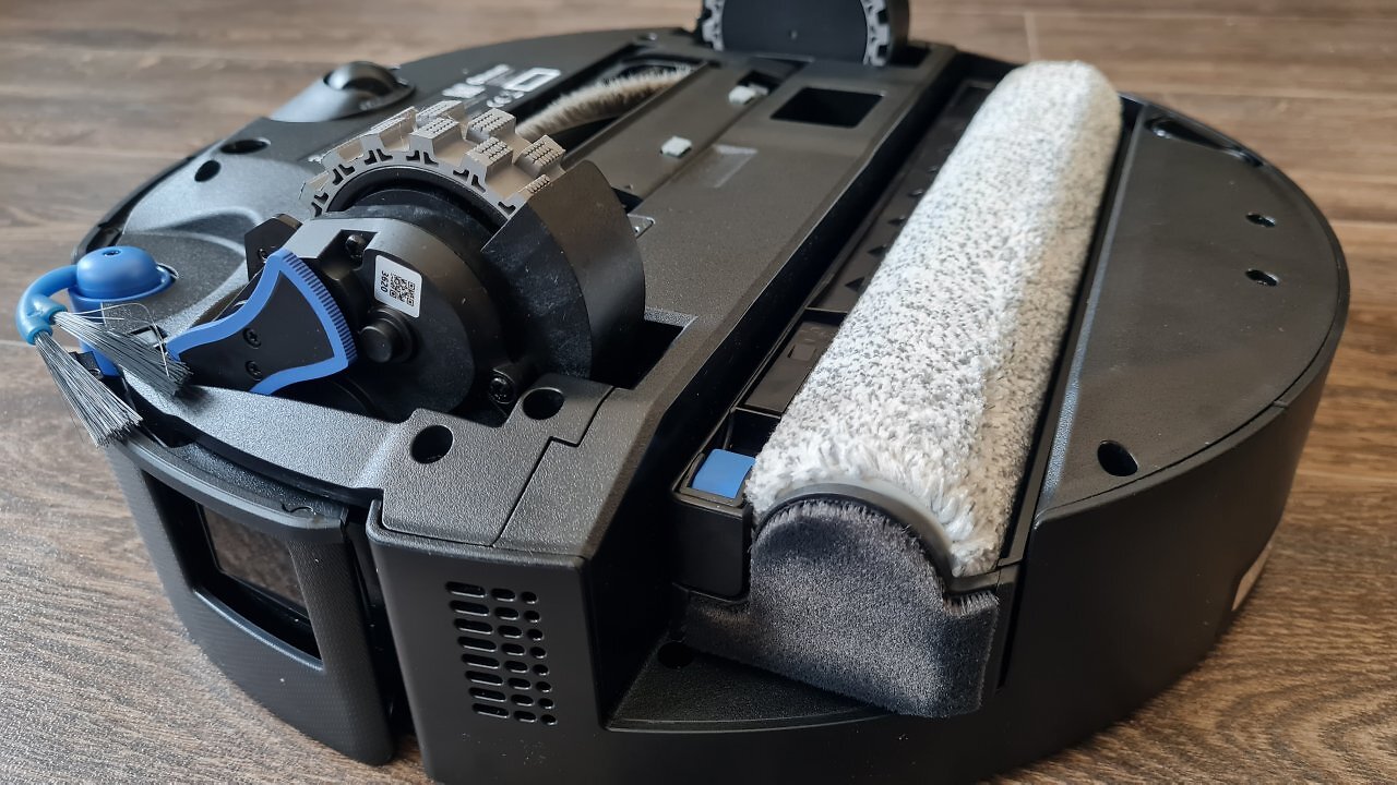 Der Ecovacs T90 PRO OMNI liegt auf dem Rücken.