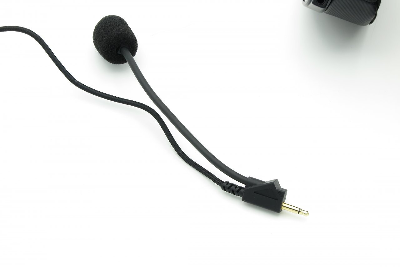 [05/03/2026] Das Arm-Mikrofon kann per Klinke am Headset angesteckt werden.