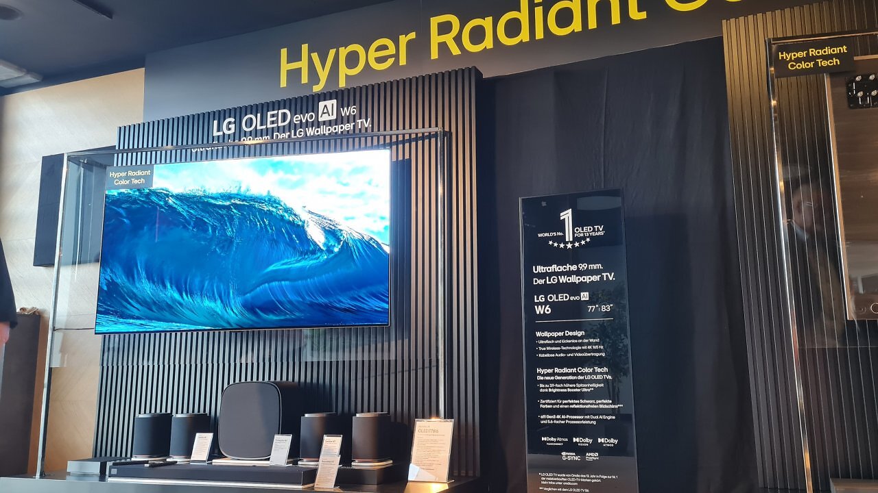 Ein LG-TV zeigt eine Welle im Meer
