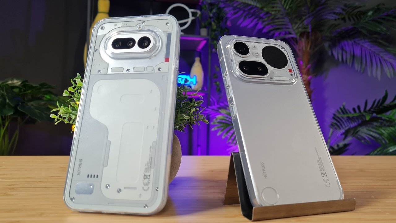 Zwei Nothing Phones stehen auf einem Tisch